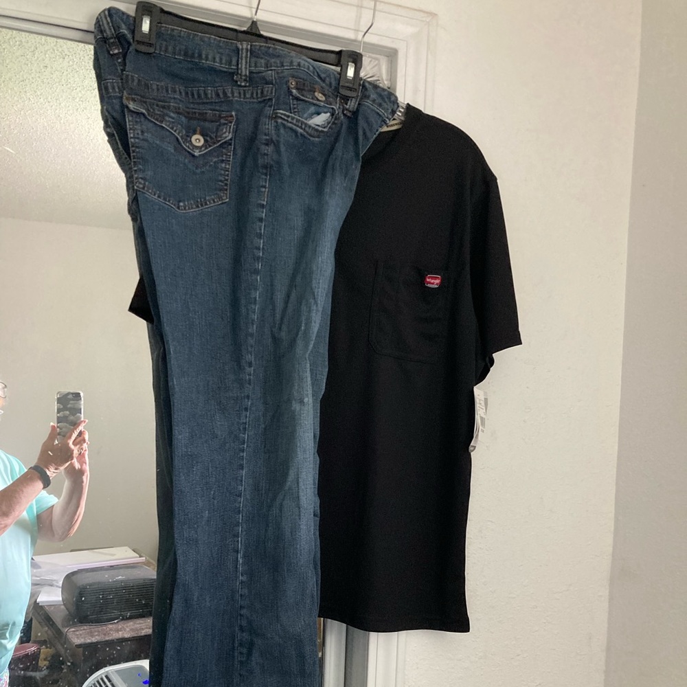 Button pocket detail narrow cut jeans.